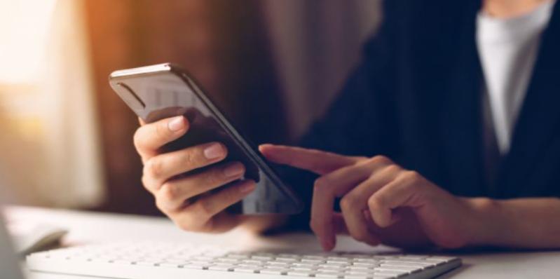 Colaboradora de Grupo Hei reportando desde su celular